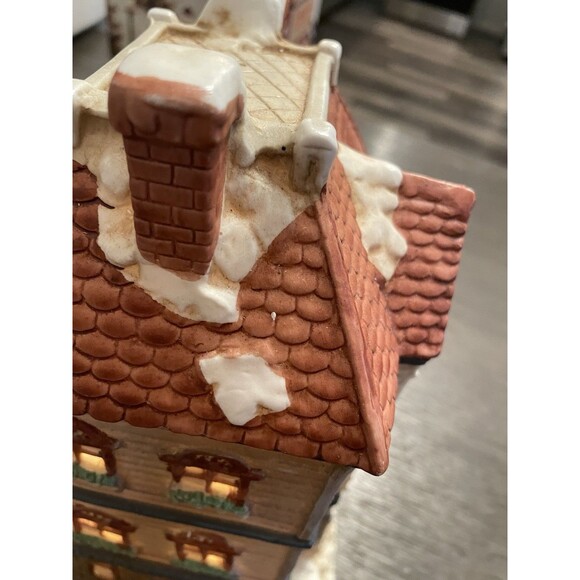 Vintage Mervyns Christmas Holiday Village Square 1992 Lighted Higgin’s Tailor - Picture 12 of 16